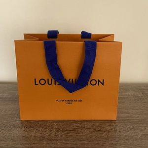Small Louis Vuitton bag with note holder
